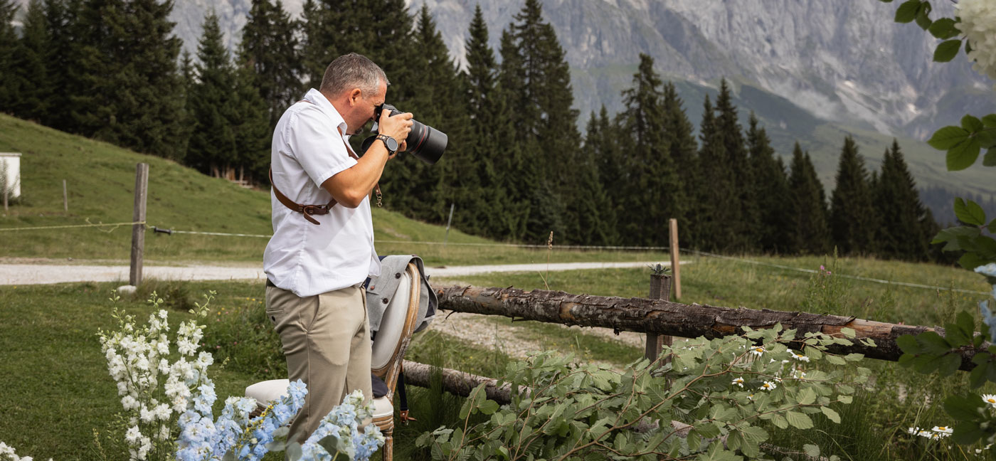 Kosta Mücke fotografiert ein Brautpaar in der Naturkulisse der Tiergartenalm
