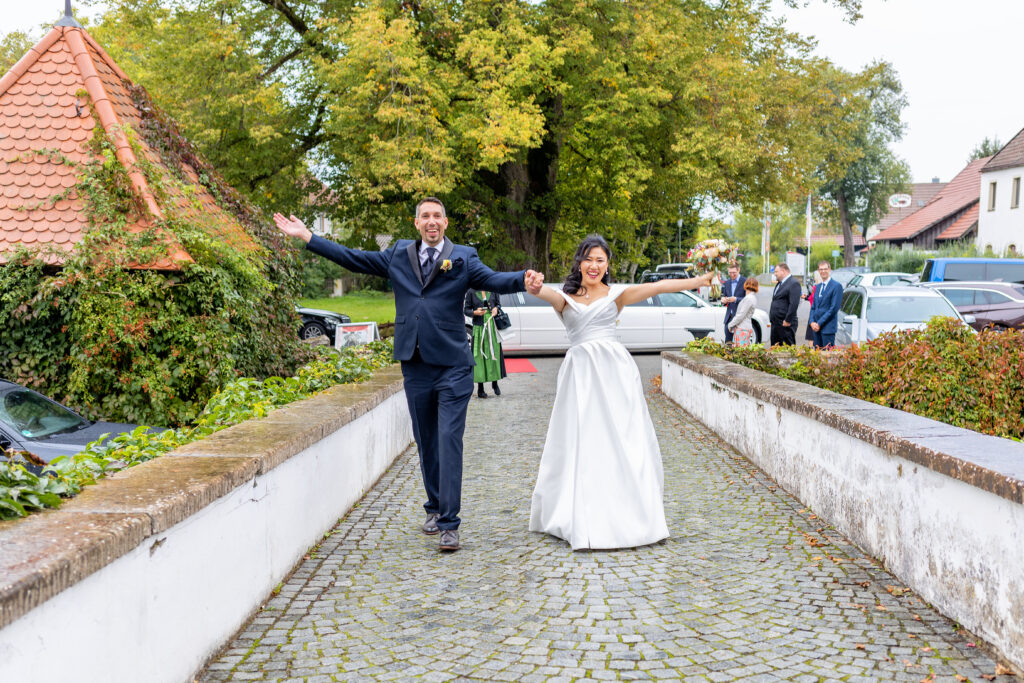 Romantisches Brautpaarshooting im idyllischen Schlossgarten von Schloss Ortenburg.