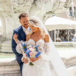 Strahlendes Brautpaar vor dem Brunnen in Passau, festgehalten vom Hochzeitsfotografen – Emotionen, Liebe und regionaler Charme.