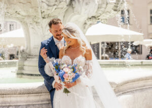 Strahlendes Brautpaar vor dem Brunnen in Passau, festgehalten vom Hochzeitsfotografen – Emotionen, Liebe und regionaler Charme.