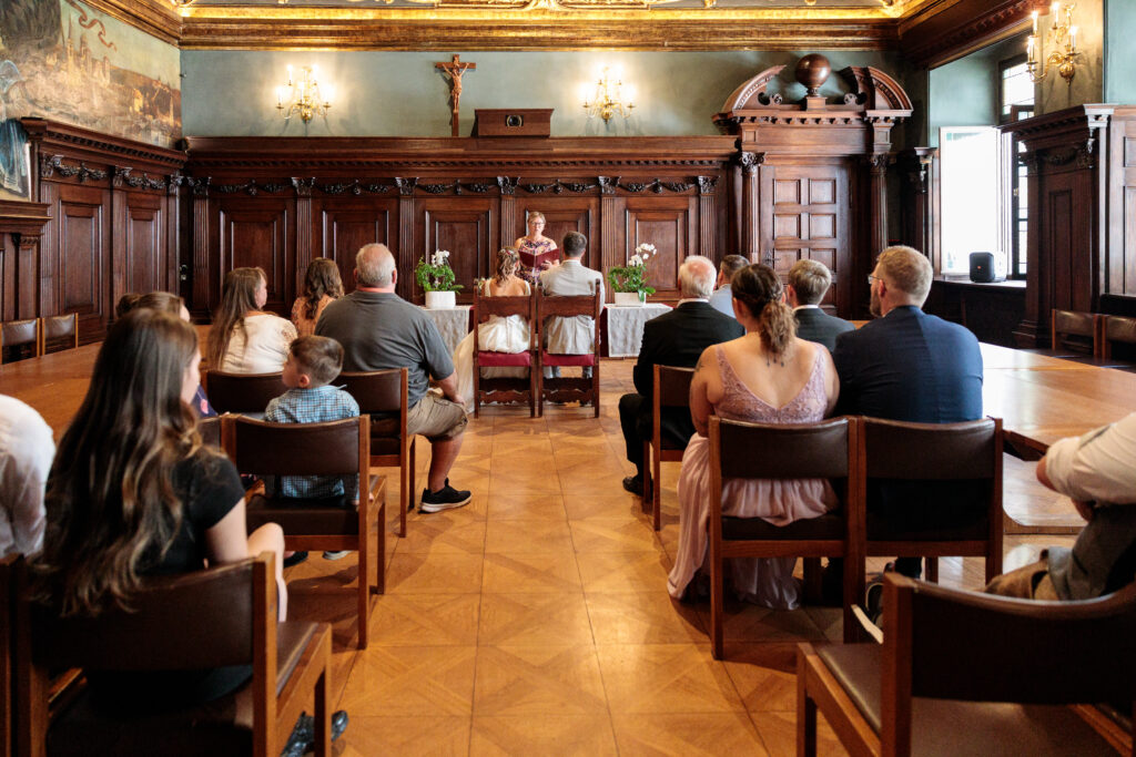 Hochzeit im Rathaussaal Passau – Brautpaar bei der Trauung im festlichen historischen Saal