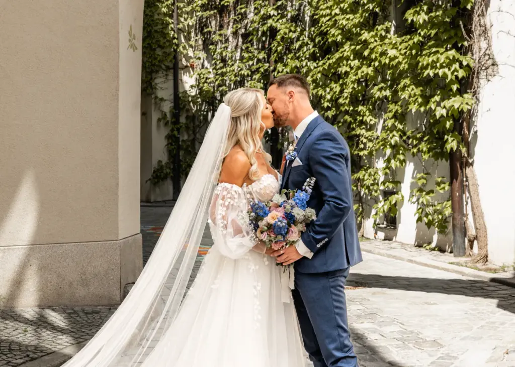 Brautpaar küsst sich bei einer Hochzeit in der Altstadt von Passau – fotografiert von Hochzeitsfotograf Niederbayern Kosta Mücke.