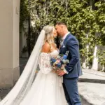 Brautpaar küsst sich bei einer Hochzeit in der Altstadt von Passau – fotografiert von Hochzeitsfotograf Niederbayern Kosta Mücke.