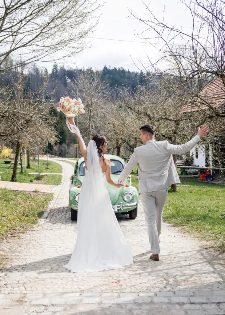 Brautpaar am Grandsberger Hof in Niederbayern bei Deggendorf – natürliche Hochzeitsfotografie von Kosta Mücke, Hochzeitsfotograf für Bayern und Österreich