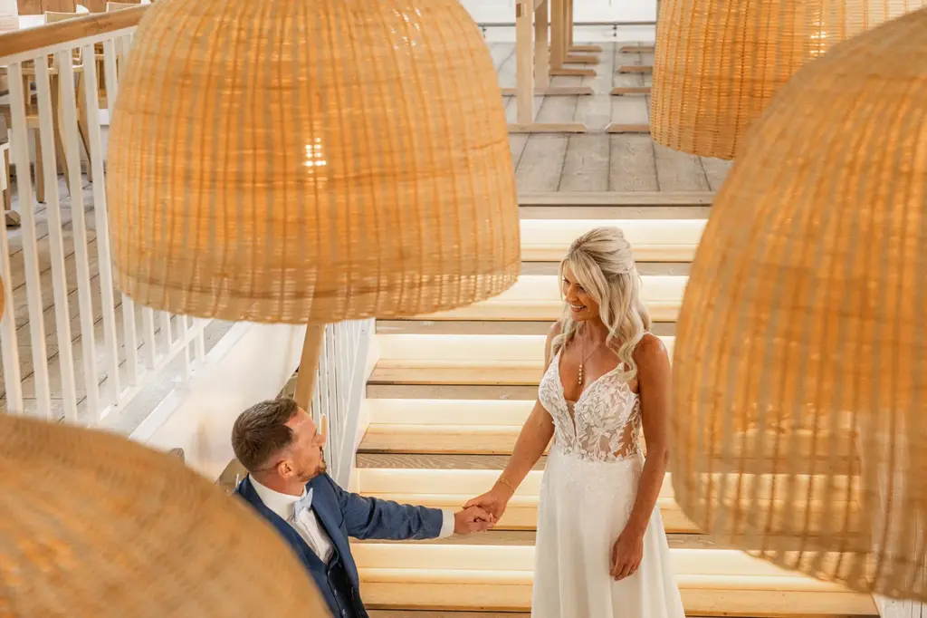 Brautpaar auf dem Barefoot Boat in Passau – natürliche Hochzeitsfotografie mit Stil und Emotion von Kosta Mücke, Hochzeitsfotograf Passau