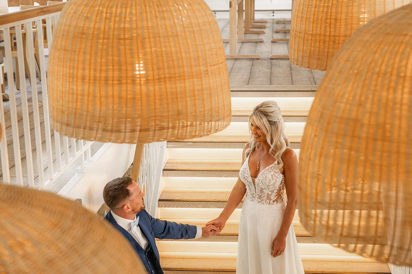 Brautpaar auf dem Barefoot Boat in Passau, natürliche Hochzeitsfotografie mit Stil und Emotion von Kosta Mücke, Hochzeitsfotograf Passau