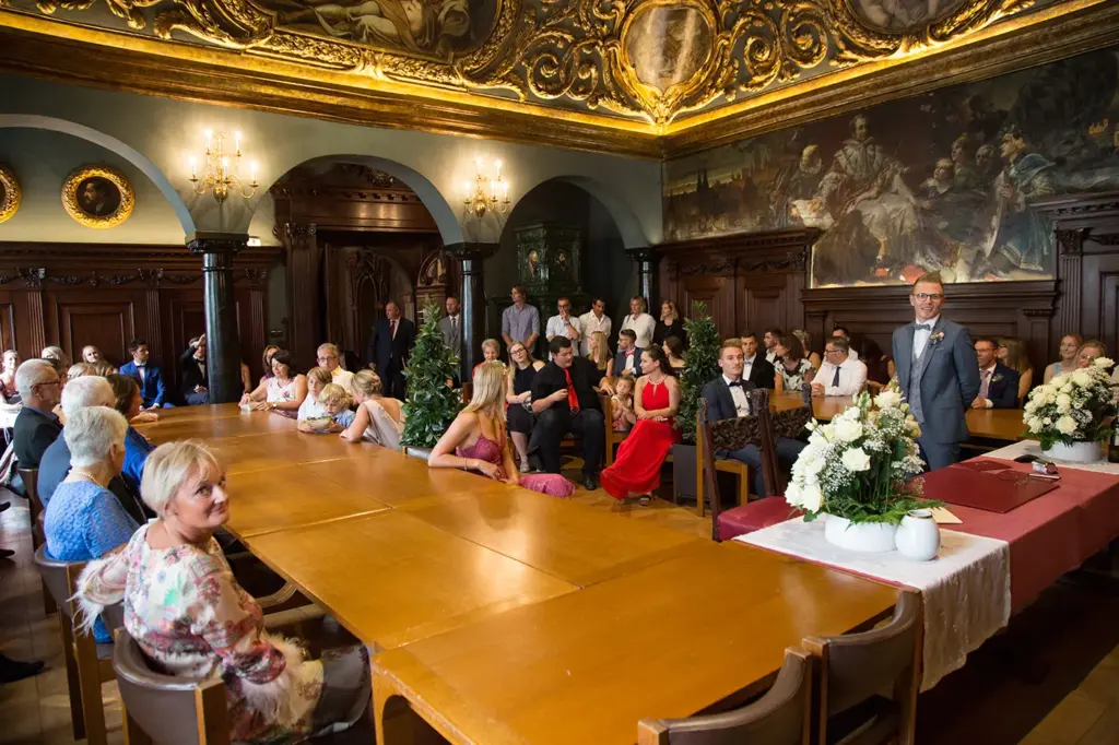 Hochzeit im großen Rathaussaal Passau mit Gästen und festlicher Stimmung.