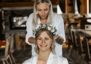 Braut beim Getting Reaydy mit Blumenkranz