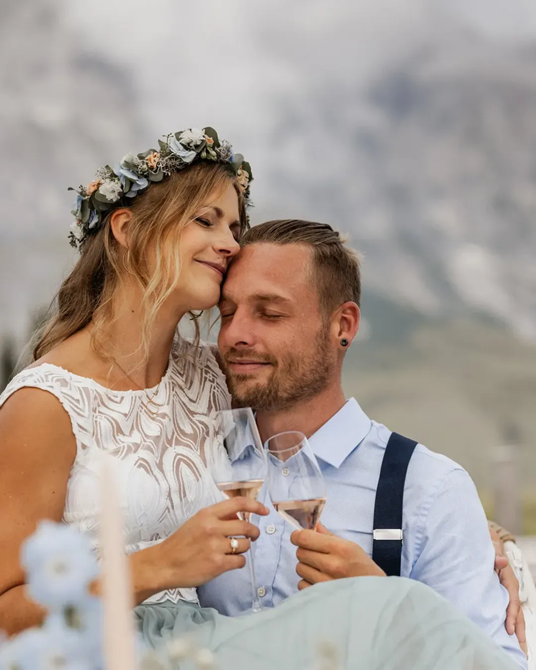 Brautpaarshooting beim Picknick auf der Tiergartenalm in den Bergen