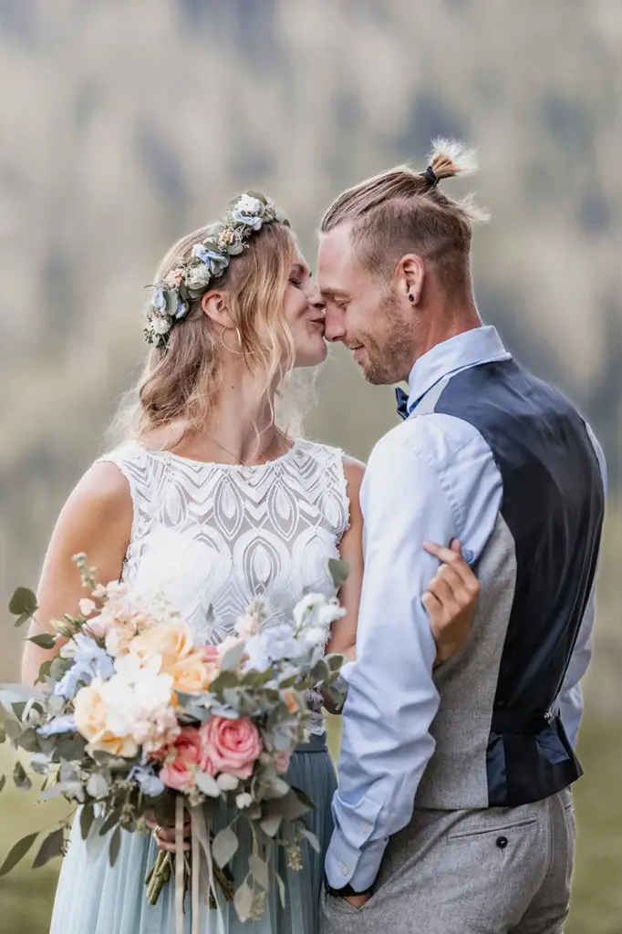 Brautpaar auf der TiergartenAlm in Mühlbach am Hochkönig – emotionale Hochzeitsfotos in den Salzburger Bergen von Kosta Mücke, Hochzeitsfotograf für Österreich und Passau