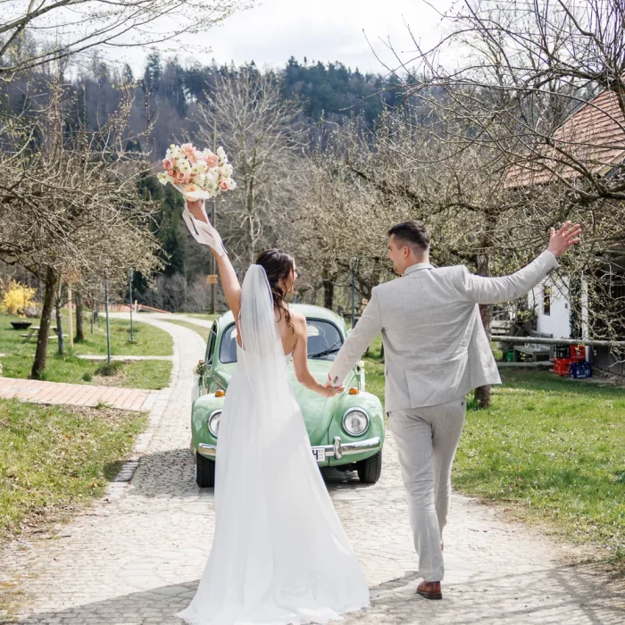 Brautpaar am Grandsberger Hof in Niederbayern bei Deggendorf, natürliche Hochzeitsfotografie von Kosta Mücke, Hochzeitsfotograf für Bayern und Österreich