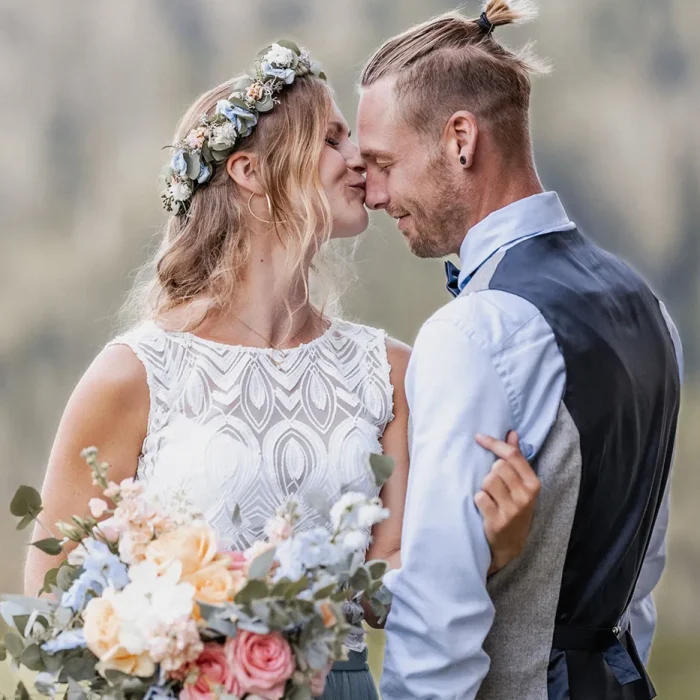 Brautpaar auf der TiergartenAlm in Mühlbach am Hochkönig, emotionale Hochzeitsfotos in den Salzburger Bergen von Kosta Mücke, Hochzeitsfotograf für Österreich und Passau